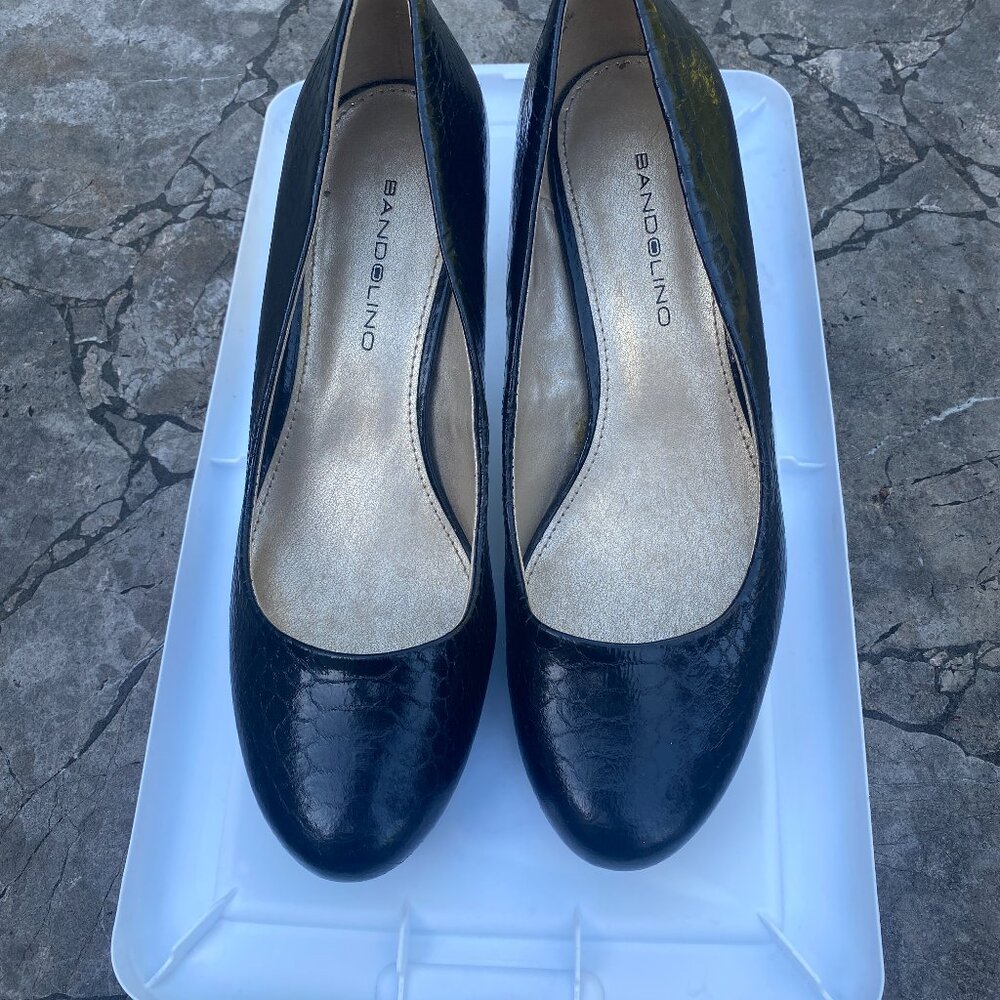 Bandolino black pumps HARDLY WORN like new size 6
